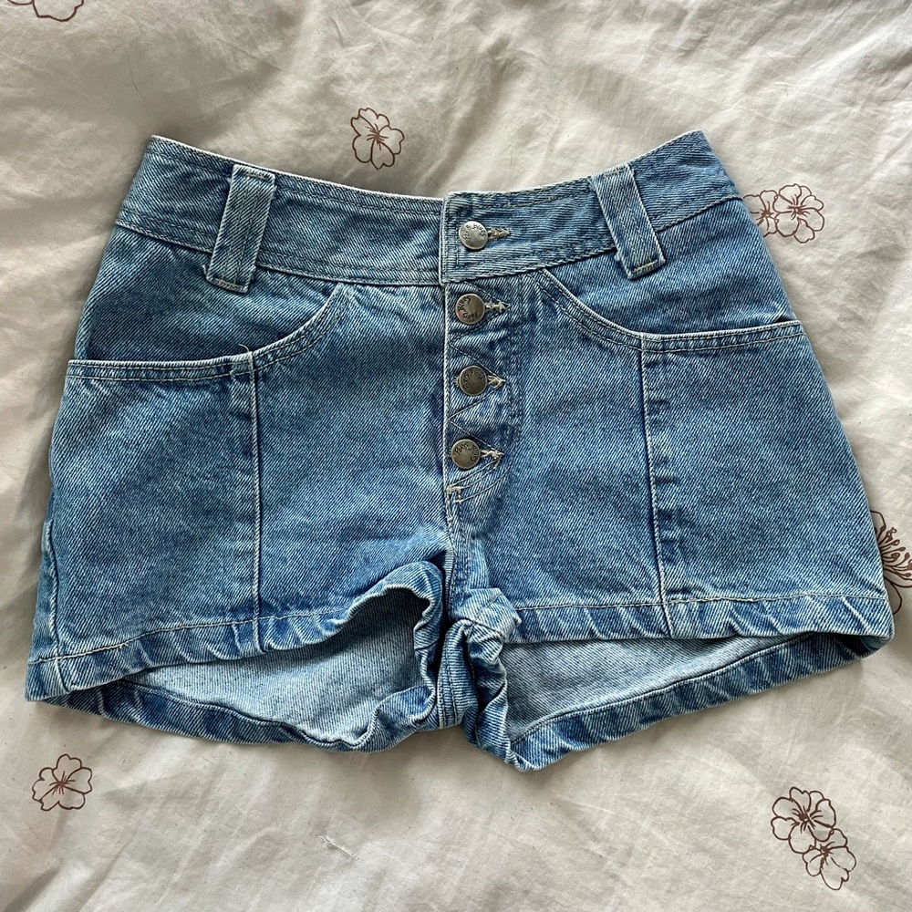 The perfect button up denim shorts!